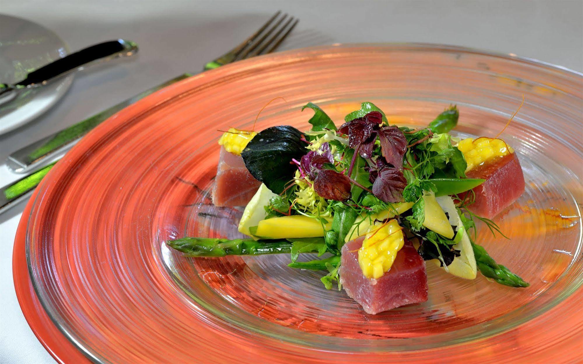 Privathotel Lindtner המבורג מראה חיצוני תמונה A salad of asparagus, tuna, and mango